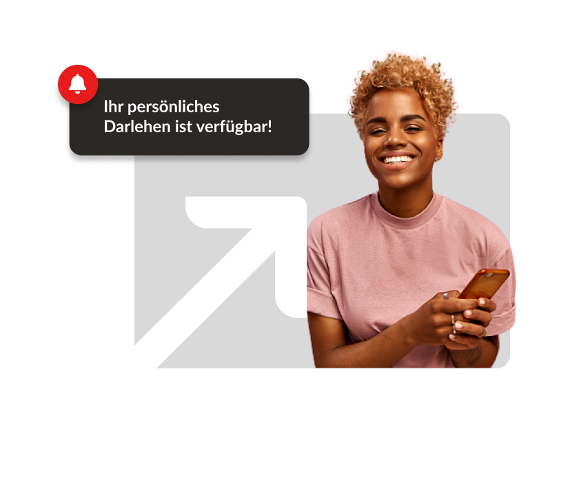 Eine lächelnde Frau mit Handy. Sie arbeitet in der Gastronomie. Sie hat gerade die Nachricht erhalten: "Ihr persönliches Darlehen ist verfügbar!"