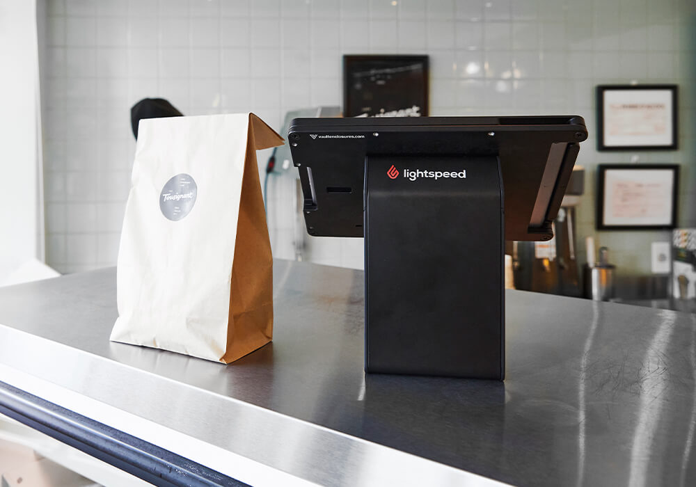 Lightspeed Kassensystem und Essen To Go auf dem Tresen eines Restaurants